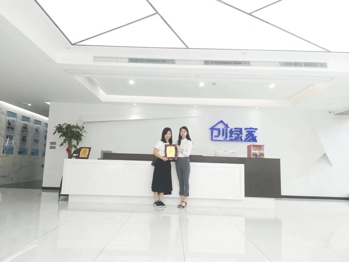 熱烈祝賀姚總、張總夫婦簽約創(chuàng)綠家揚州市區(qū)級代理！